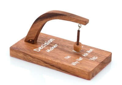 TG_1473_WOODEN_DECISION_MAKER