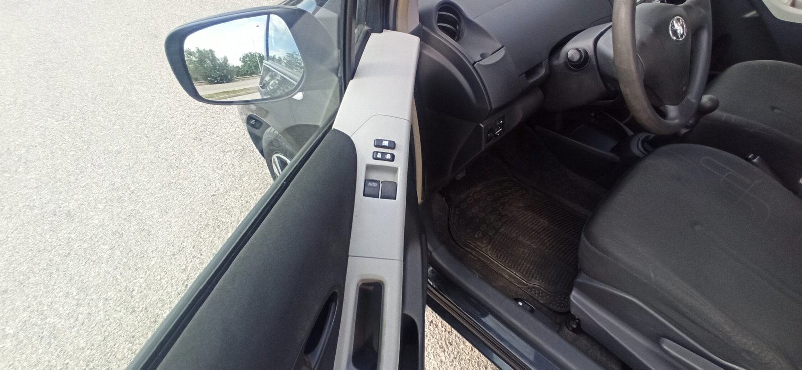 Toyota Yaris 2011 1000 cc